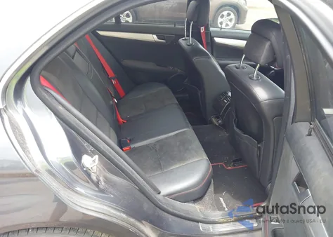 2013 Mercedes-Benz C 250 Luxury/Sport z USA, uszkodzony, nr VIN WDDGF4HB5DR269127